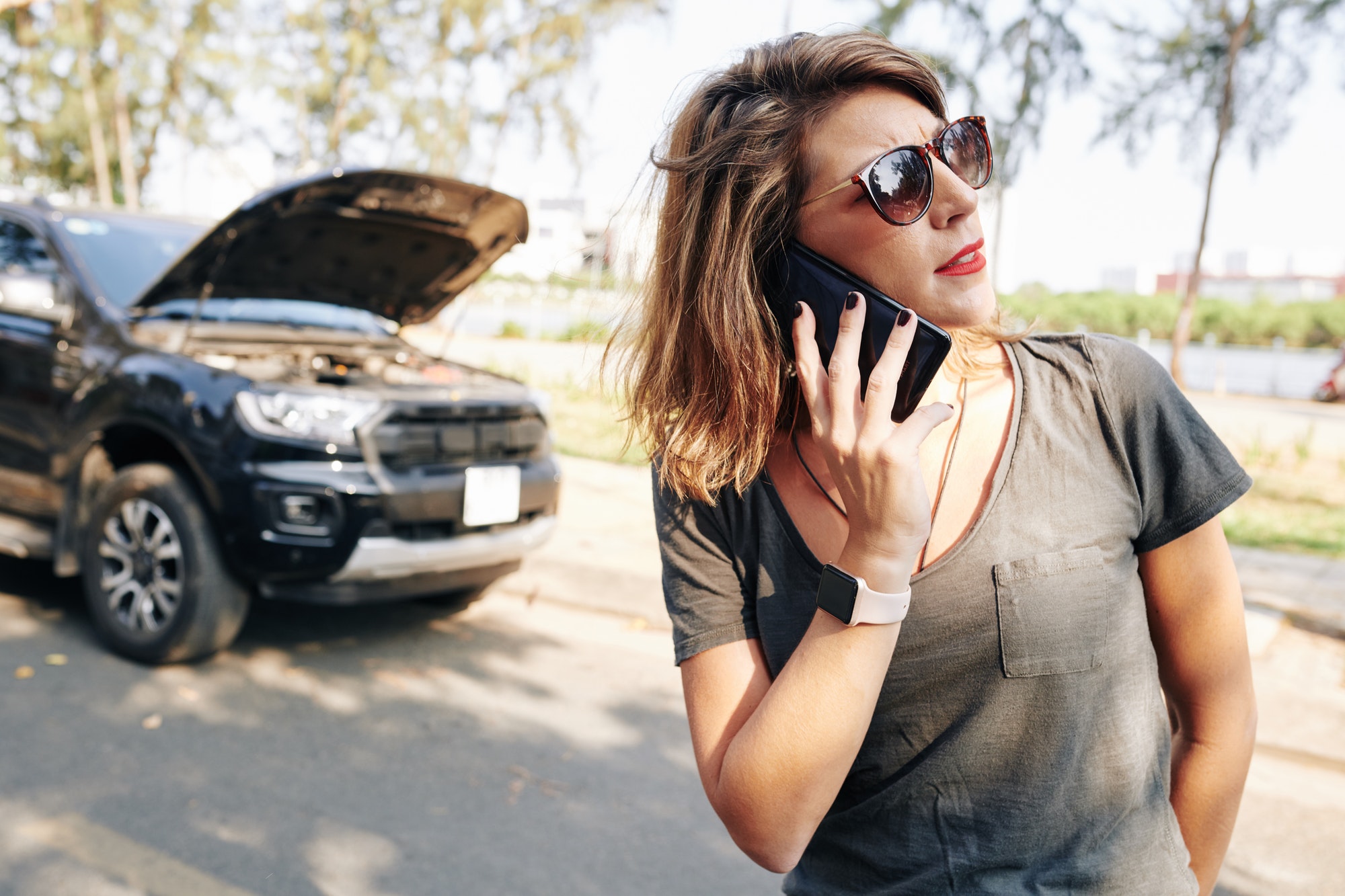 woman-calling-to-car-insurance.jpg